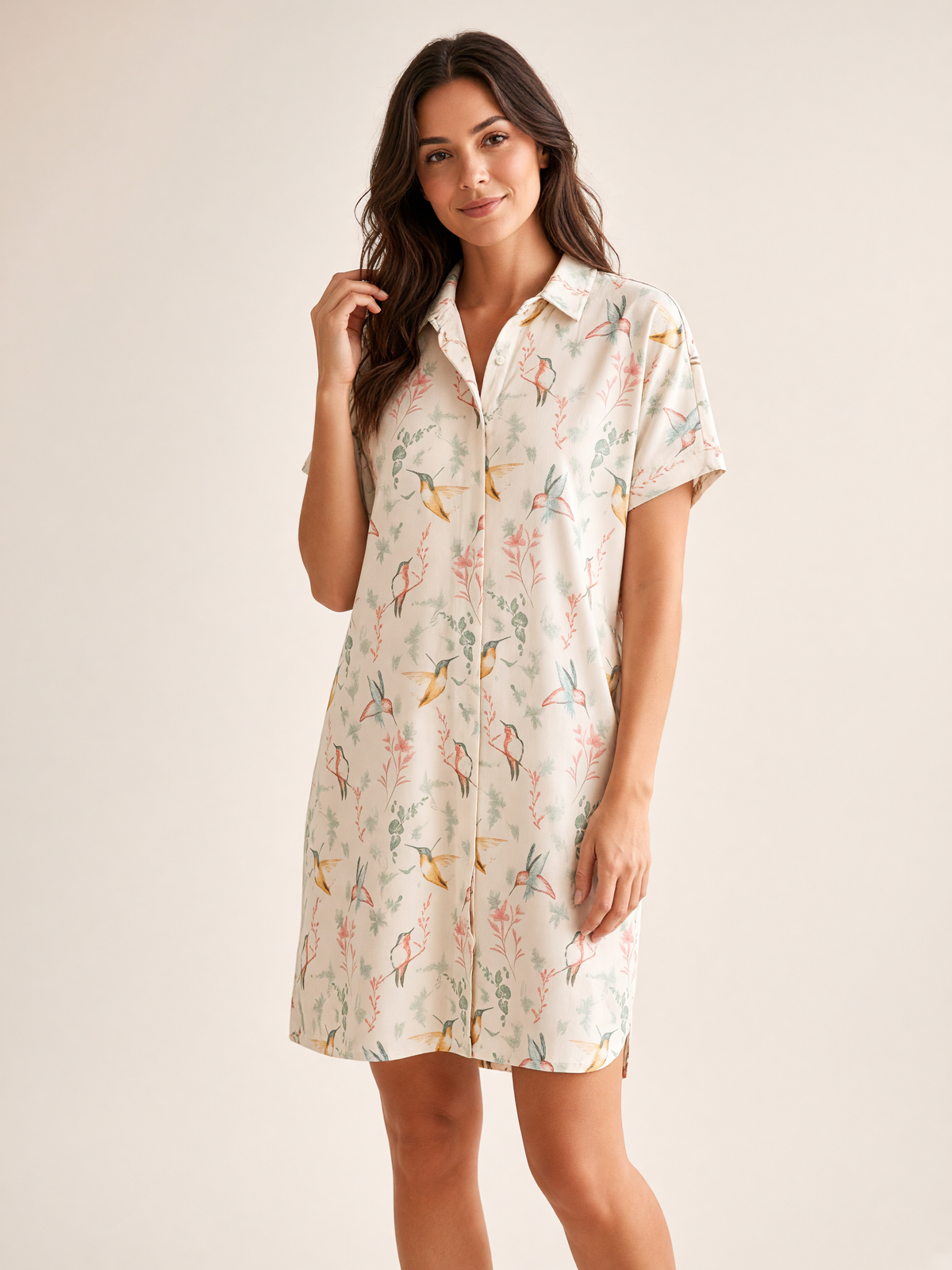 Pijama Alas de Agua Notturno Palmeto de algodón Pima, plano medio con el detalle del estampado y la caída de la tela. Imagen generada con IA sobre la prenda real.