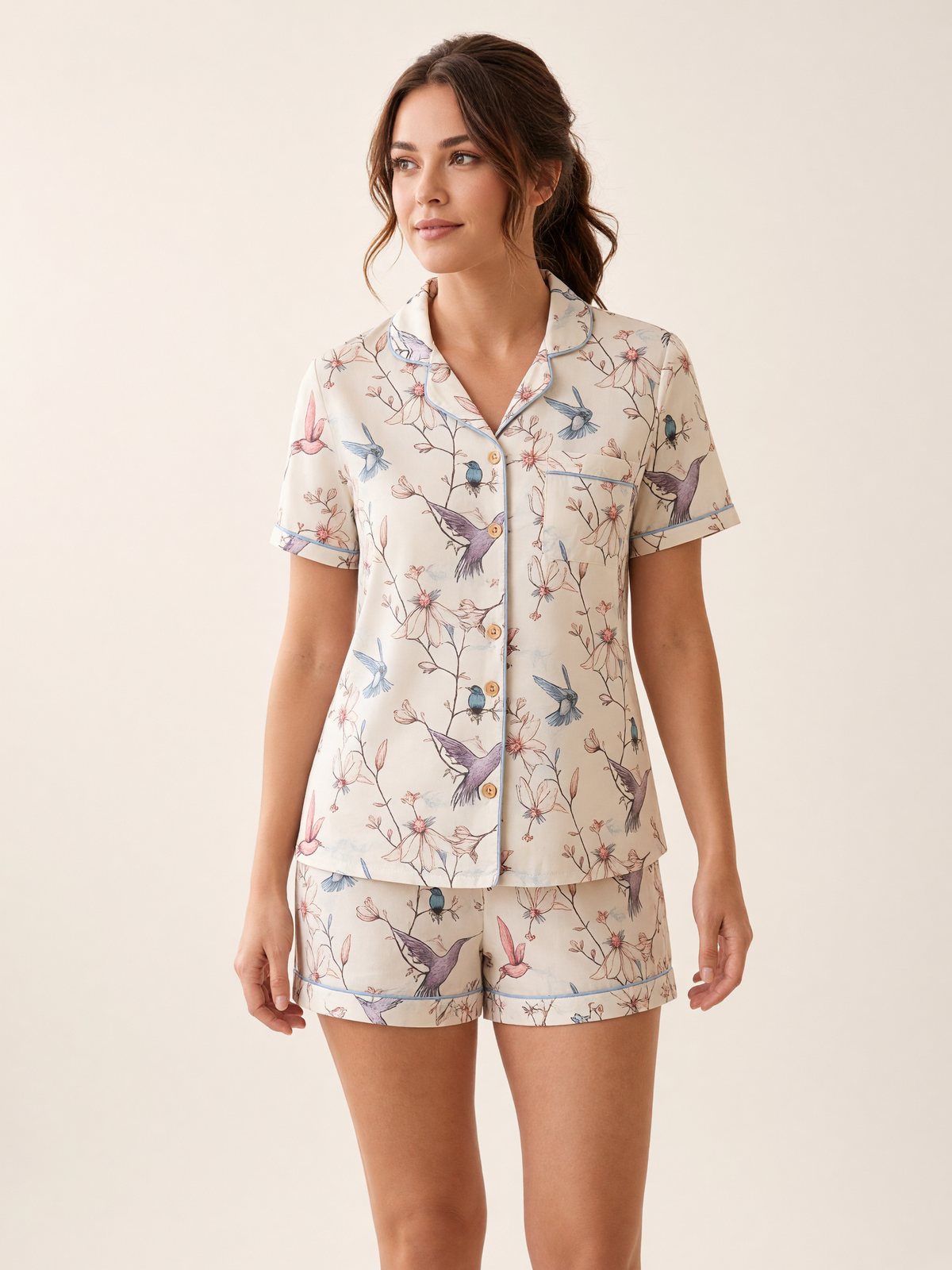 Pijama Dream Garden Amore Natural de algodón Pima, plano medio con el detalle del estampado y la caída de la tela. Imagen generada con IA sobre la prenda real.