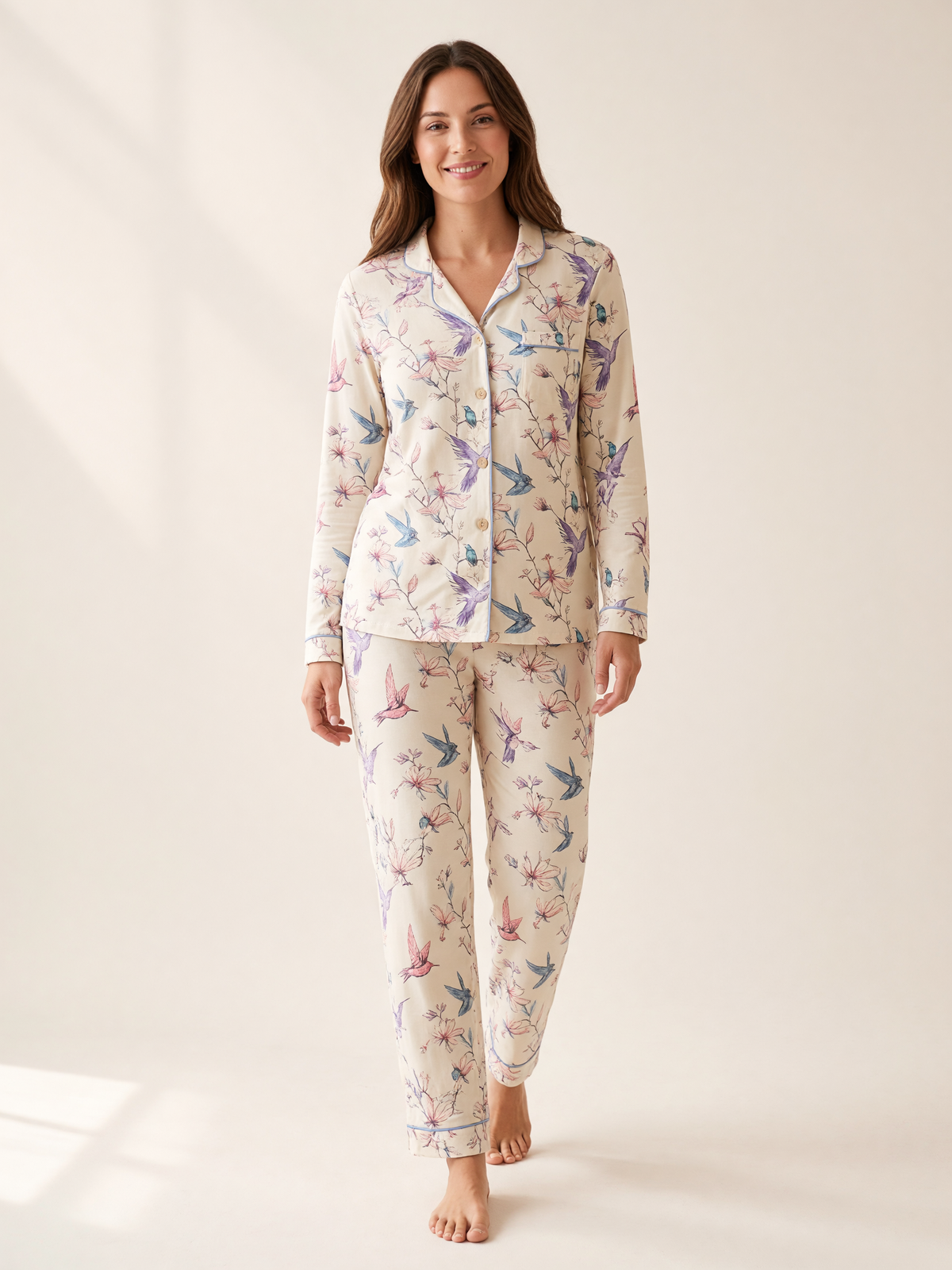 Mujer con pijama Dream Garden Eleganza Natural de algodón Pima, de cuerpo entero en estudio. Imagen generada con IA sobre la prenda real.