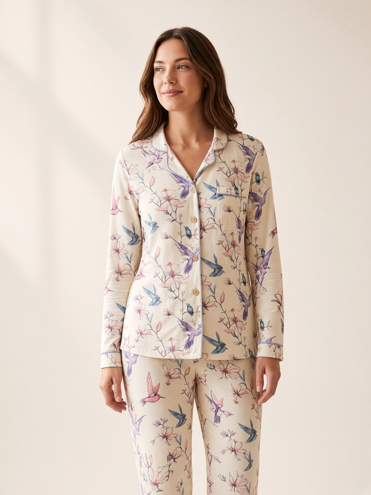 Pijama Dream Garden Eleganza Natural de algodón Pima, plano medio con el detalle del estampado y la caída de la tela. Imagen generada con IA sobre la prenda real.