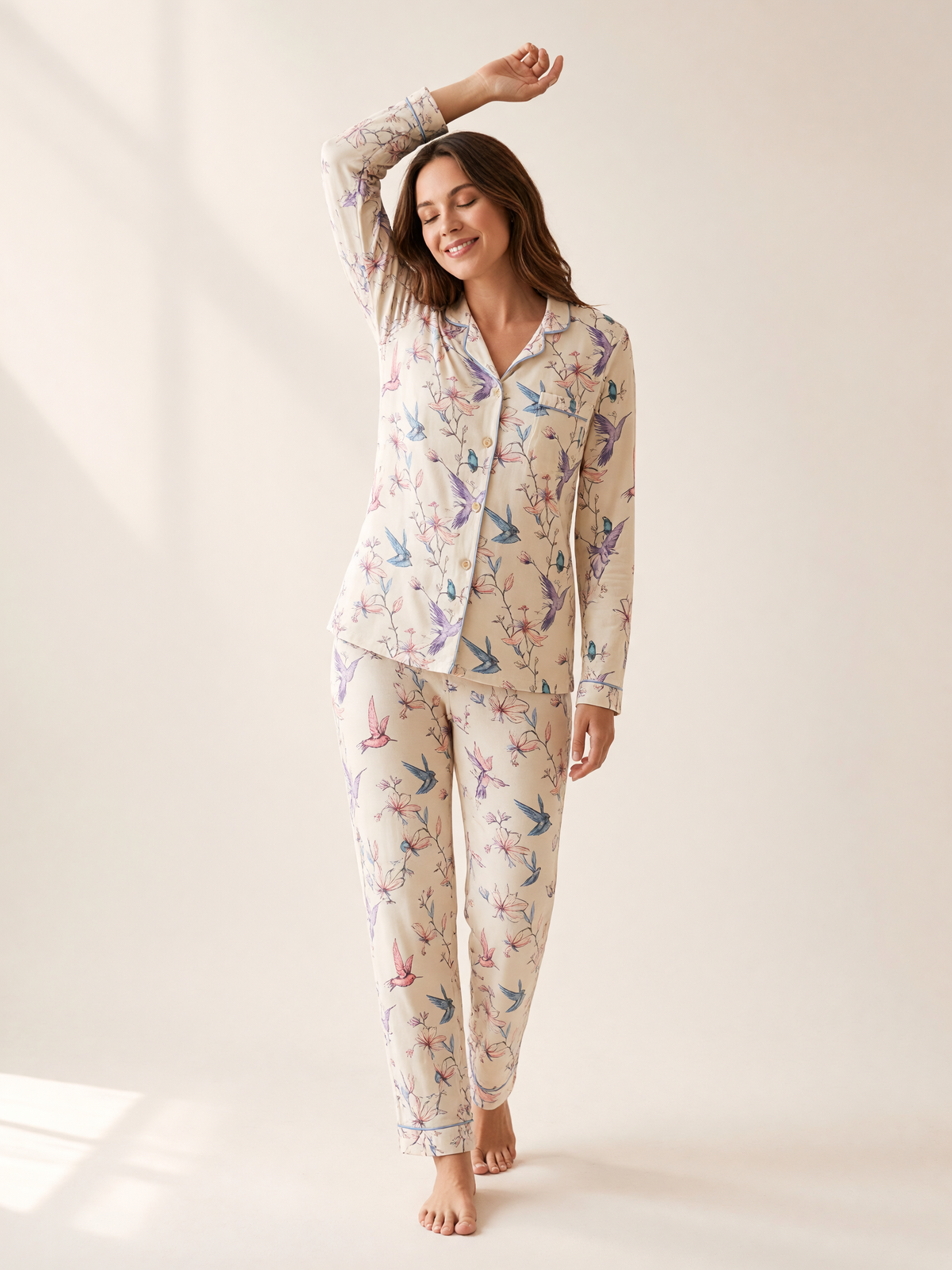 Mujer con pijama Dream Garden Eleganza Natural de algodón Pima, de perfil en estudio. Imagen generada con IA sobre la prenda real.