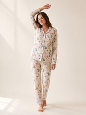 Mujer con pijama Dream Garden Eleganza Natural de algodón Pima, de perfil en estudio. Imagen generada con IA sobre la prenda real.