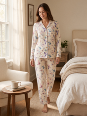 Mujer en casa con pijama Dream Garden Eleganza Natural de algodón Pima, con luz natural. Imagen generada con IA sobre la prenda real.