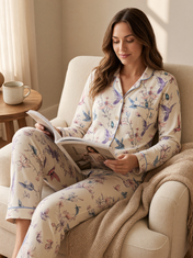 Mujer en casa con pijama Dream Garden Eleganza Natural de algodón Pima, otro momento de descanso. Imagen generada con IA sobre la prenda real.