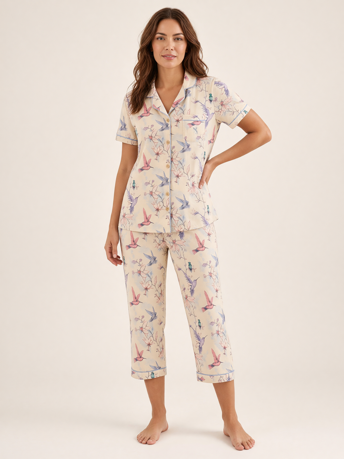 Mujer con pijama Dream Garden Fascino Natural de algodón Pima, de cuerpo entero en estudio. Imagen generada con IA sobre la prenda real.