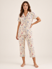 Mujer con pijama Dream Garden Fascino Natural de algodón Pima, de cuerpo entero en estudio. Imagen generada con IA sobre la prenda real.