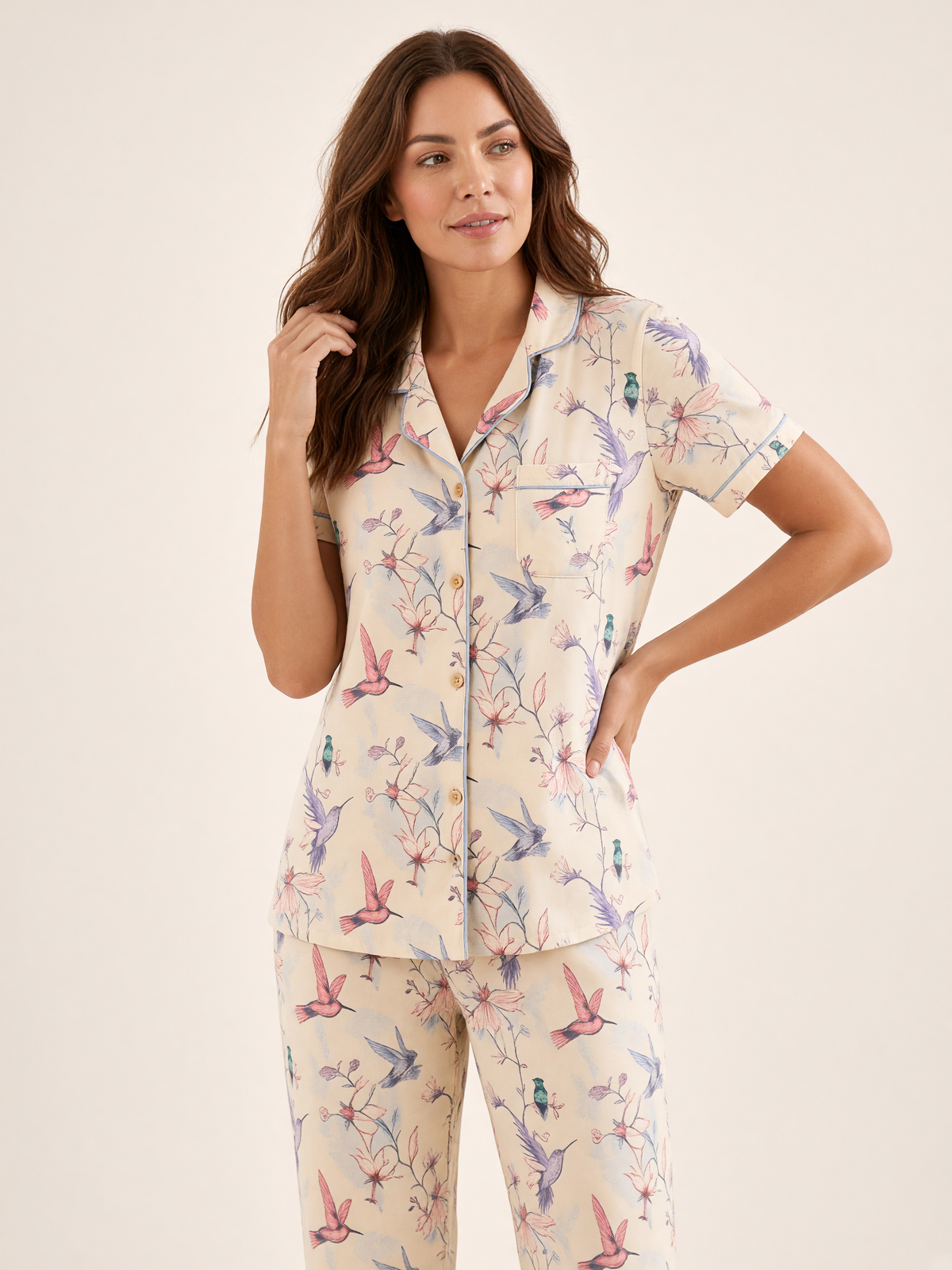 Pijama Dream Garden Fascino Natural de algodón Pima, plano medio con el detalle del estampado y la caída de la tela. Imagen generada con IA sobre la prenda real.