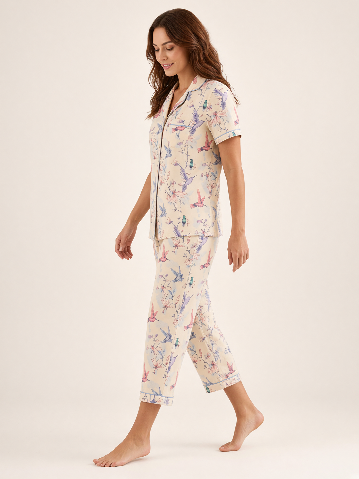Mujer con pijama Dream Garden Fascino Natural de algodón Pima, de perfil en estudio. Imagen generada con IA sobre la prenda real.