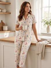 Mujer en casa con pijama Dream Garden Fascino Natural de algodón Pima, otro momento de descanso. Imagen generada con IA sobre la prenda real.