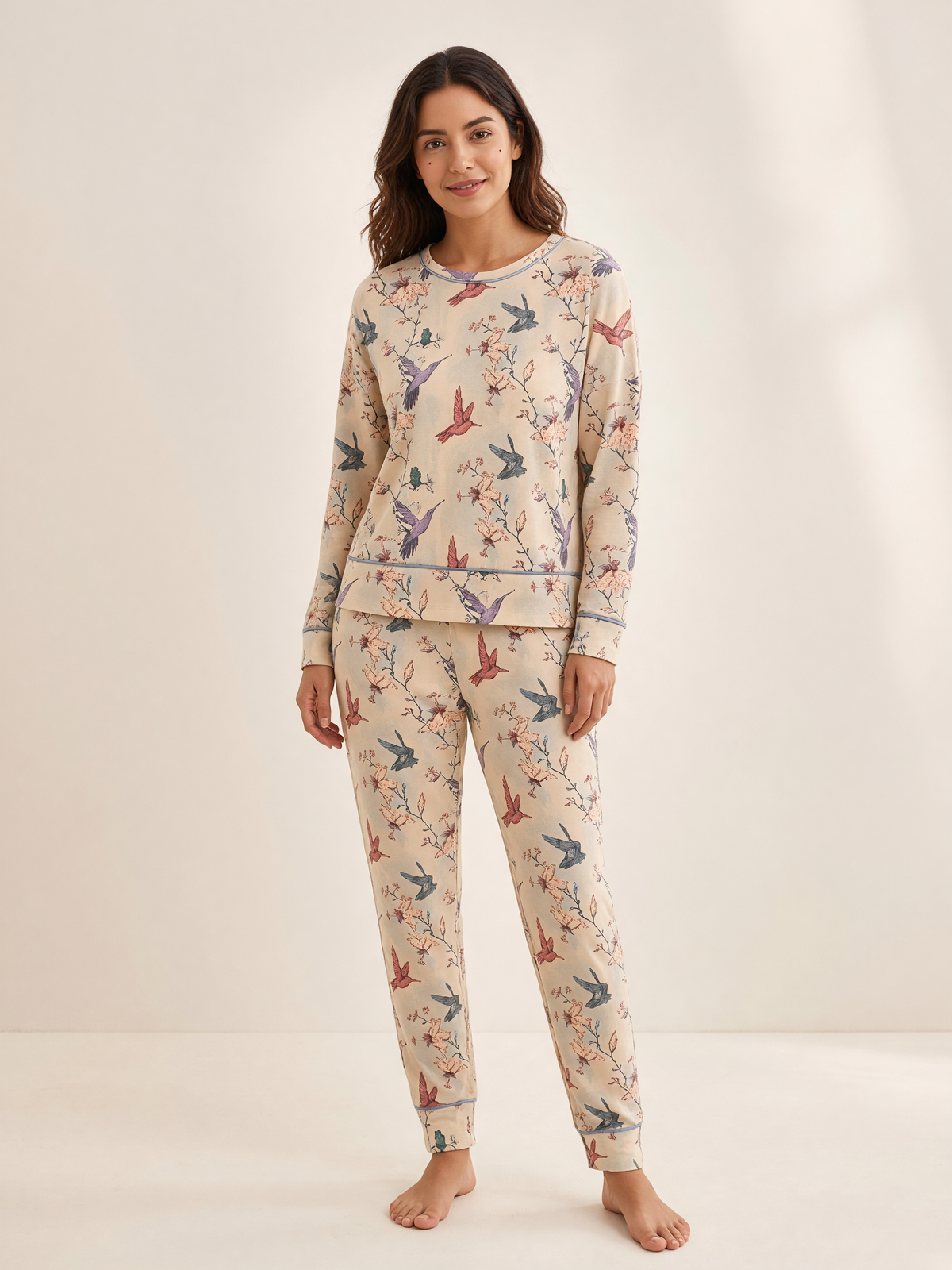 Mujer con pijama Dream Garden Gioventu Natural de algodón Pima, de cuerpo entero en estudio. Imagen generada con IA sobre la prenda real.