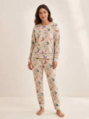 Mujer con pijama Dream Garden Gioventu Natural de algodón Pima, de cuerpo entero en estudio. Imagen generada con IA sobre la prenda real.