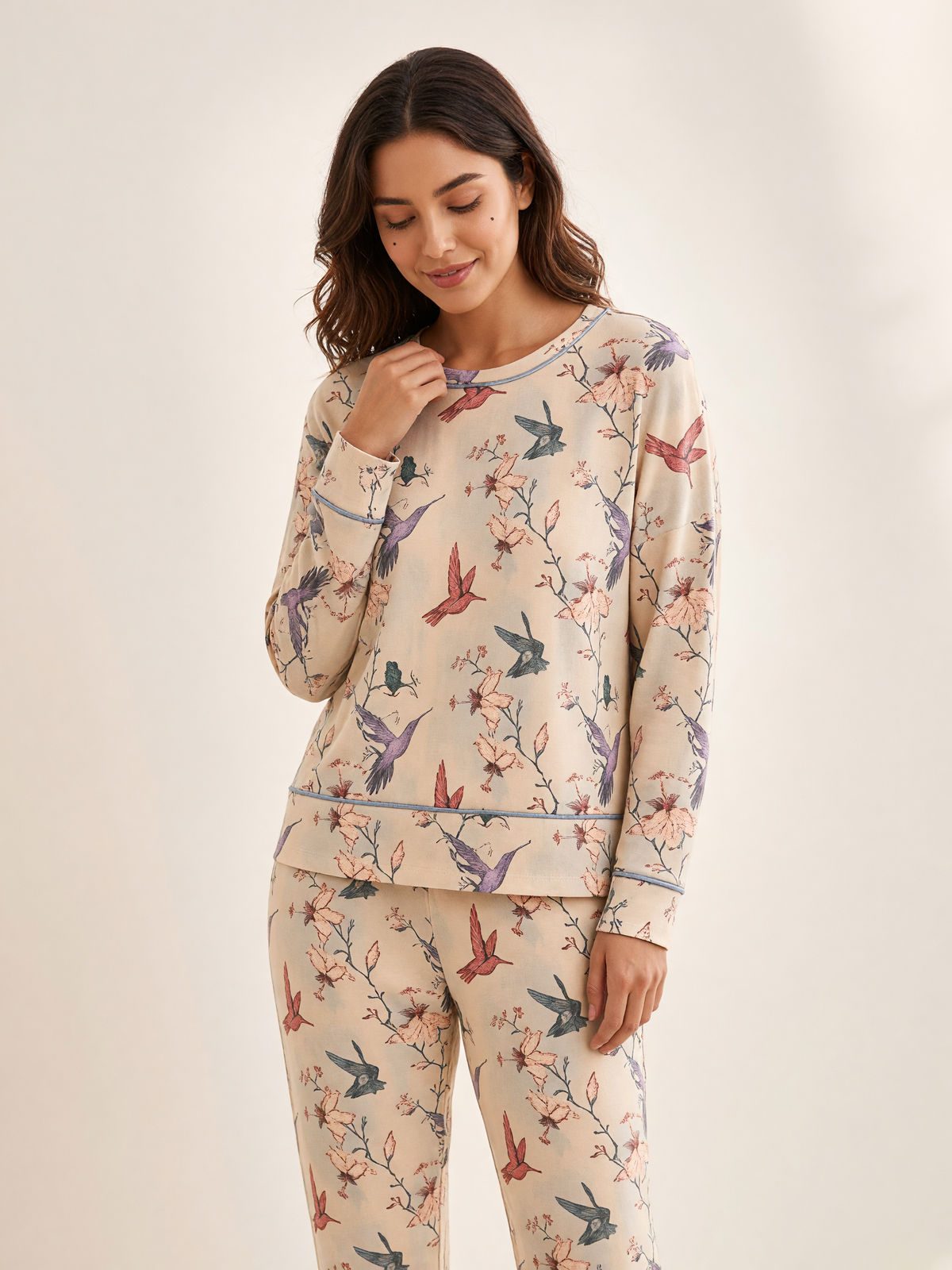 Pijama Dream Garden Gioventu Natural de algodón Pima, plano medio con el detalle del estampado y la caída de la tela. Imagen generada con IA sobre la prenda real.