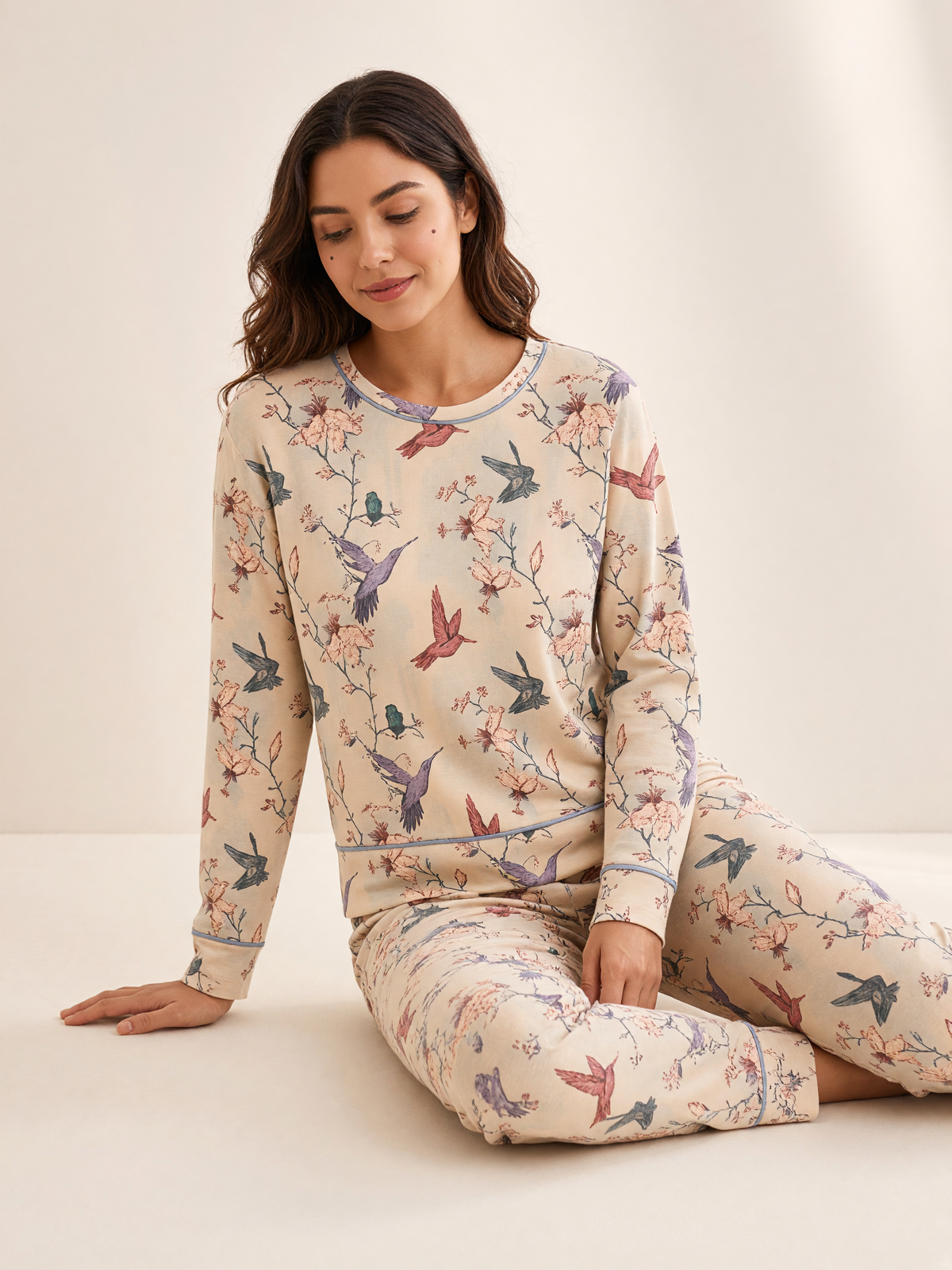 Mujer sentada con pijama Dream Garden Gioventu Natural de algodón Pima, en estudio. Imagen generada con IA sobre la prenda real.