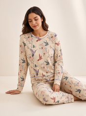 Mujer sentada con pijama Dream Garden Gioventu Natural de algodón Pima, en estudio. Imagen generada con IA sobre la prenda real.
