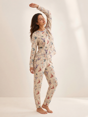 Mujer con pijama Dream Garden Gioventu Natural de algodón Pima, de perfil en estudio. Imagen generada con IA sobre la prenda real.