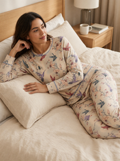 Mujer en casa con pijama Dream Garden Gioventu Natural de algodón Pima, otro momento de descanso. Imagen generada con IA sobre la prenda real.