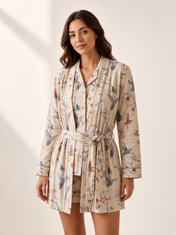 Pijama Dream Garden Liberta Natural de algodón Pima, plano medio con el detalle del estampado y la caída de la tela. Imagen generada con IA sobre la prenda real.