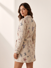 Mujer con pijama Dream Garden Liberta Natural de algodón Pima, de perfil en estudio. Imagen generada con IA sobre la prenda real.