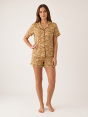 Mujer con pijama Esencia Floral Amore Amarillo de algodón Pima, de cuerpo entero en estudio. Imagen generada con IA sobre la prenda real.