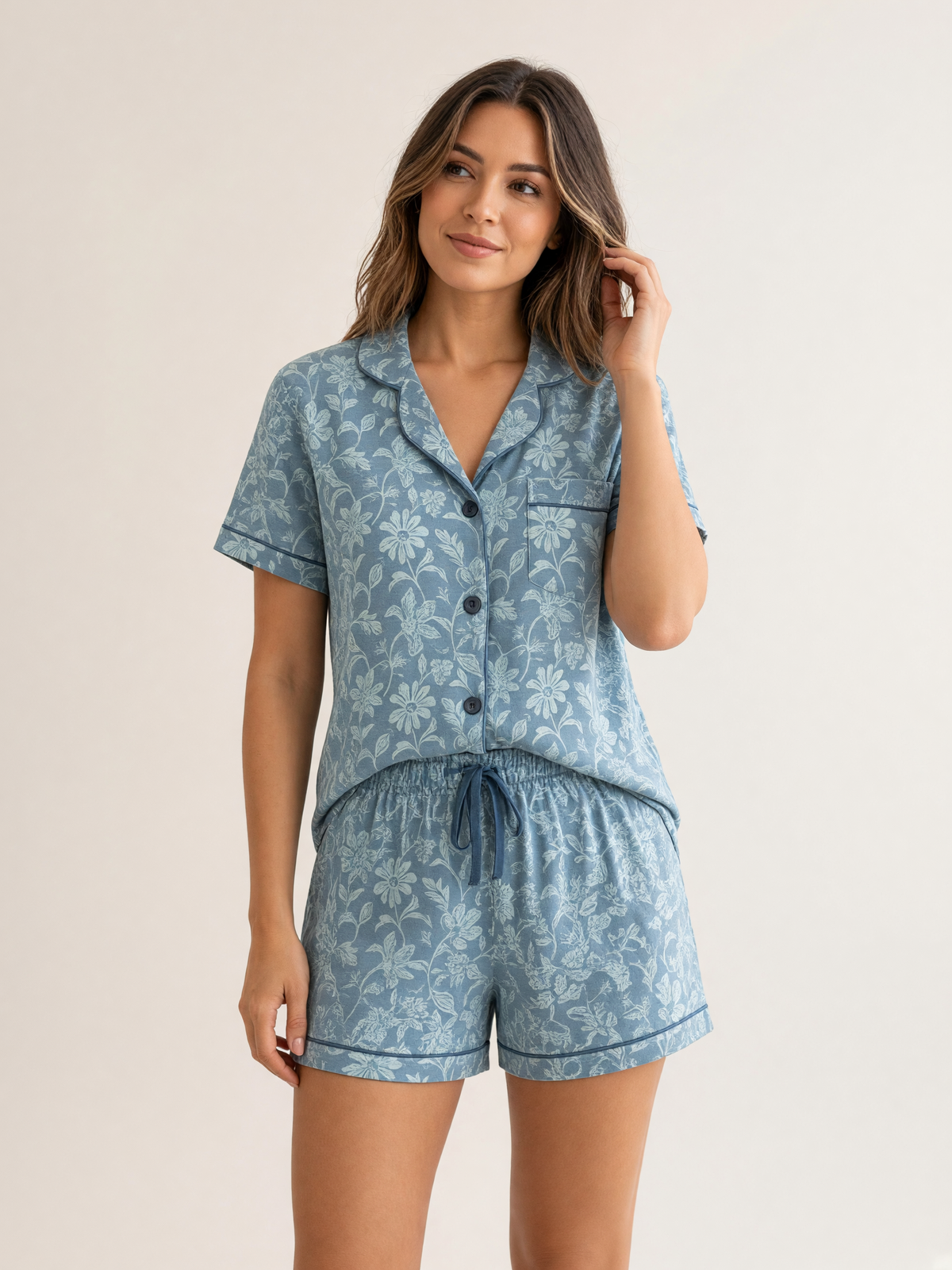 Pijama Esencia Floral Amore Celeste de algodón Pima, plano medio con el detalle del estampado y la caída de la tela. Imagen generada con IA sobre la prenda real.