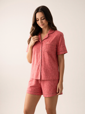 Pijama Esencia Floral Amore Coral de algodón Pima, plano medio con el detalle del estampado y la caída de la tela. Imagen generada con IA sobre la prenda real.