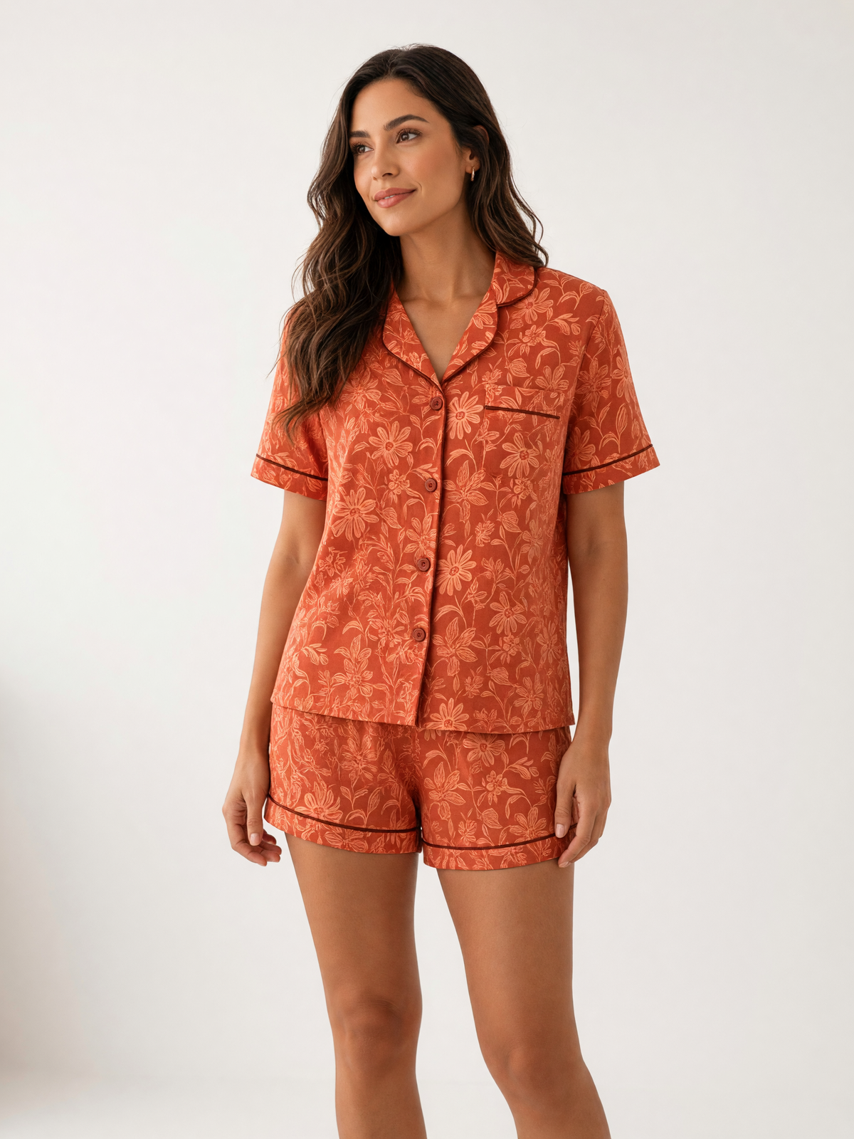 Pijama Esencia Floral Amore Ocre de algodón Pima, plano medio con el detalle del estampado y la caída de la tela. Imagen generada con IA sobre la prenda real.