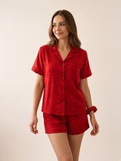 Pijama Esencia Floral Amore Rojo de algodón Pima, plano medio con el detalle del estampado y la caída de la tela. Imagen generada con IA sobre la prenda real.