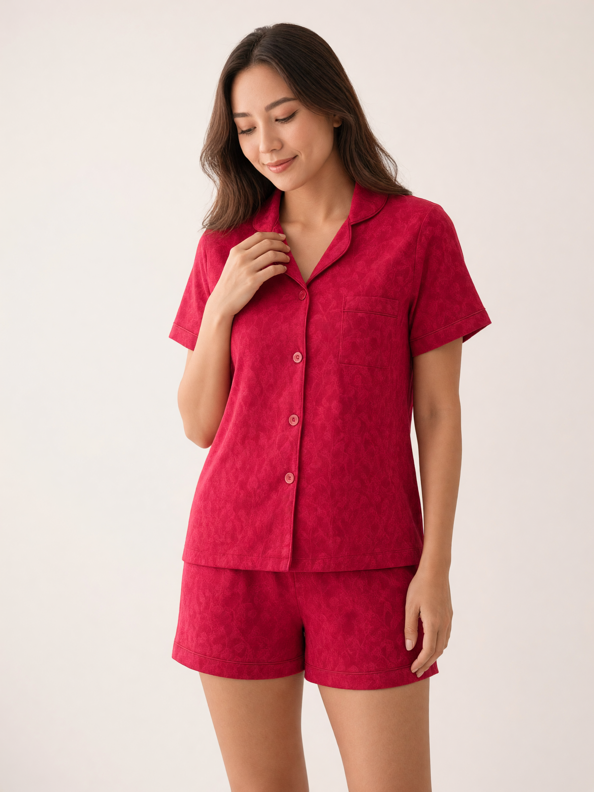 Pijama Esencia Floral Amore Rosa de algodón Pima, plano medio con el detalle del estampado y la caída de la tela. Imagen generada con IA sobre la prenda real.