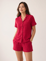 Mujer con pijama Esencia Floral Amore Rosa de algodón Pima, de perfil en estudio. Imagen generada con IA sobre la prenda real.