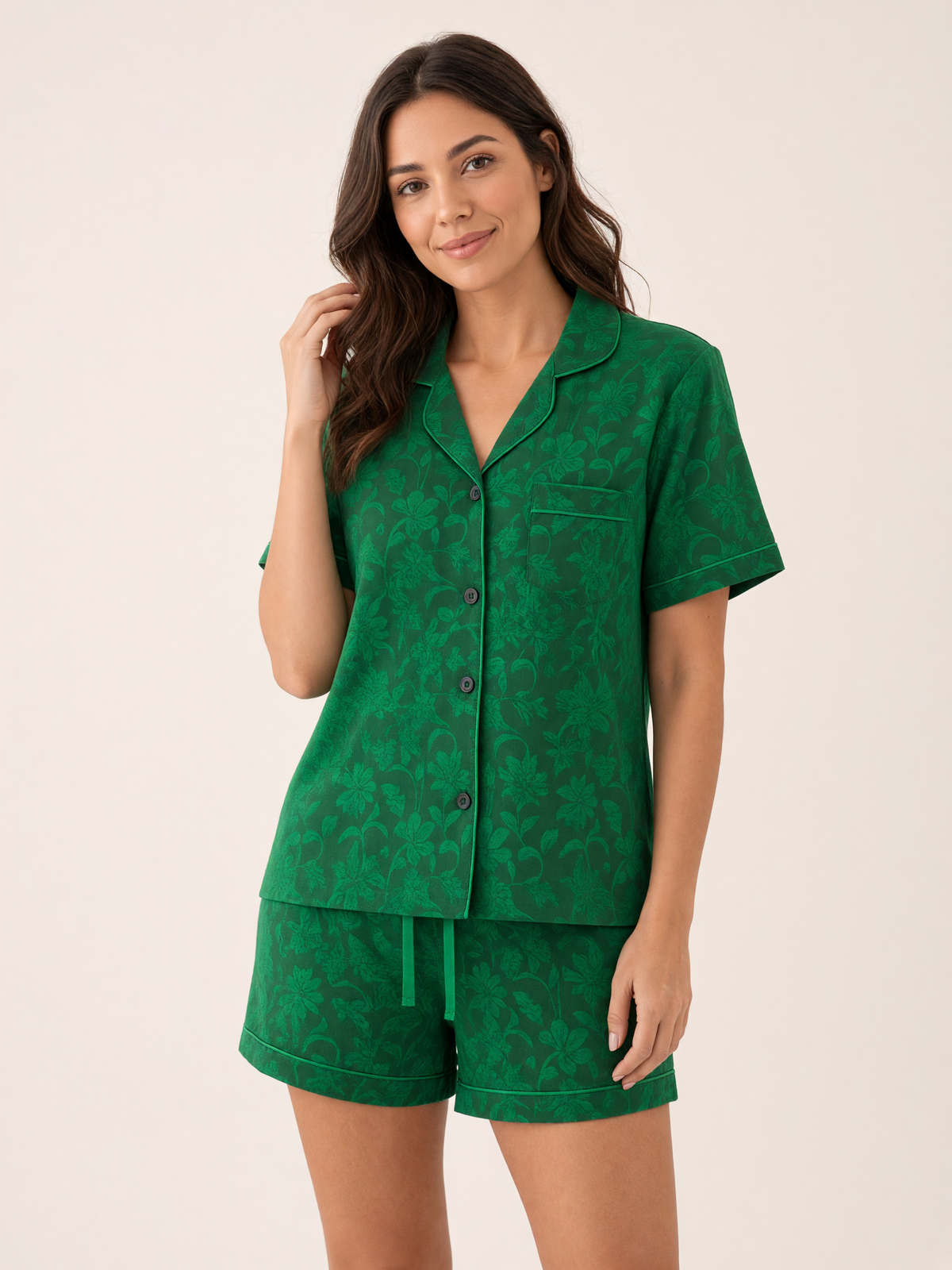 Pijama Esencia Floral Amore Verde de algodón Pima, plano medio con el detalle del estampado y la caída de la tela. Imagen generada con IA sobre la prenda real.