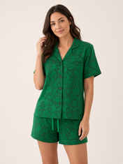 Pijama Esencia Floral Amore Verde de algodón Pima, plano medio con el detalle del estampado y la caída de la tela. Imagen generada con IA sobre la prenda real.