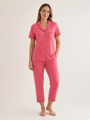 Mujer con pijama Esencia Floral Fascino Rosa de algodón Pima, de cuerpo entero en estudio. Imagen generada con IA sobre la prenda real.