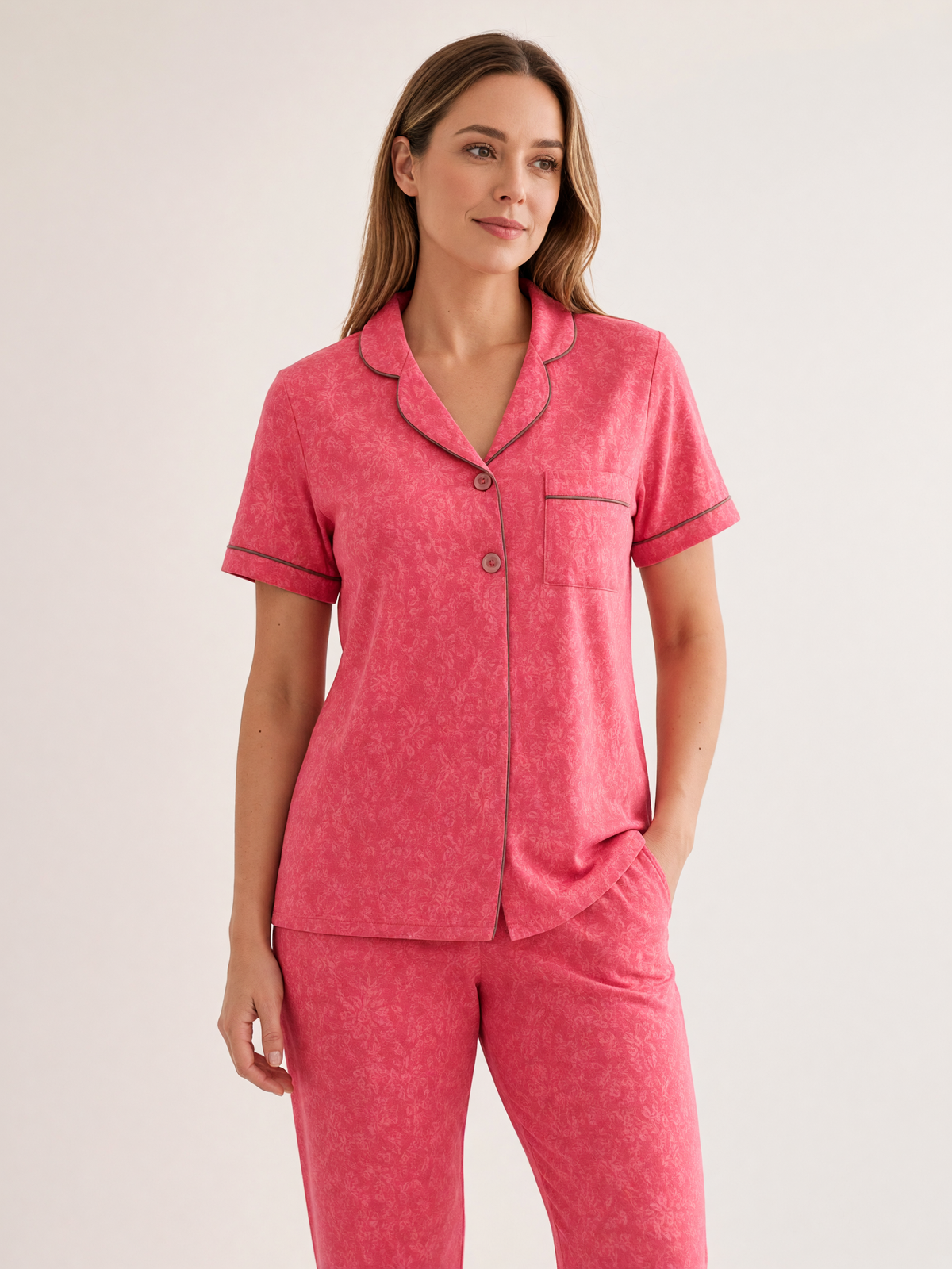 Pijama Esencia Floral Fascino Rosa de algodón Pima, plano medio con el detalle del estampado y la caída de la tela. Imagen generada con IA sobre la prenda real.