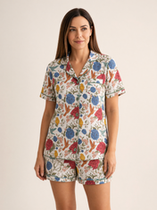 Pijama Jardín Eterno Amore Celeste Listado de algodón Pima, plano medio con el detalle del estampado y la caída de la tela. Imagen generada con IA sobre la prenda real.