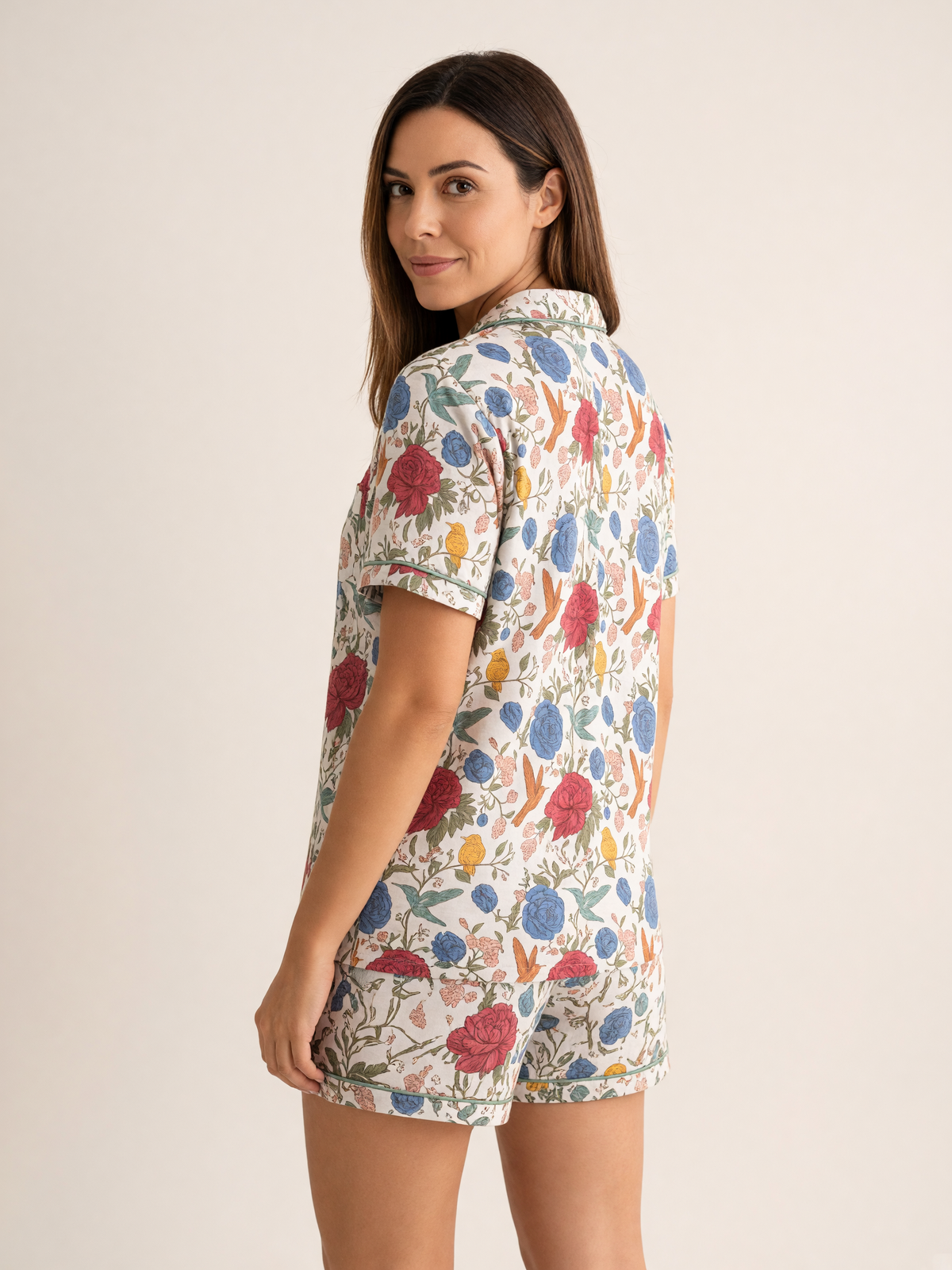 Mujer con pijama Jardín Eterno Amore Celeste Listado de algodón Pima, de perfil en estudio. Imagen generada con IA sobre la prenda real.