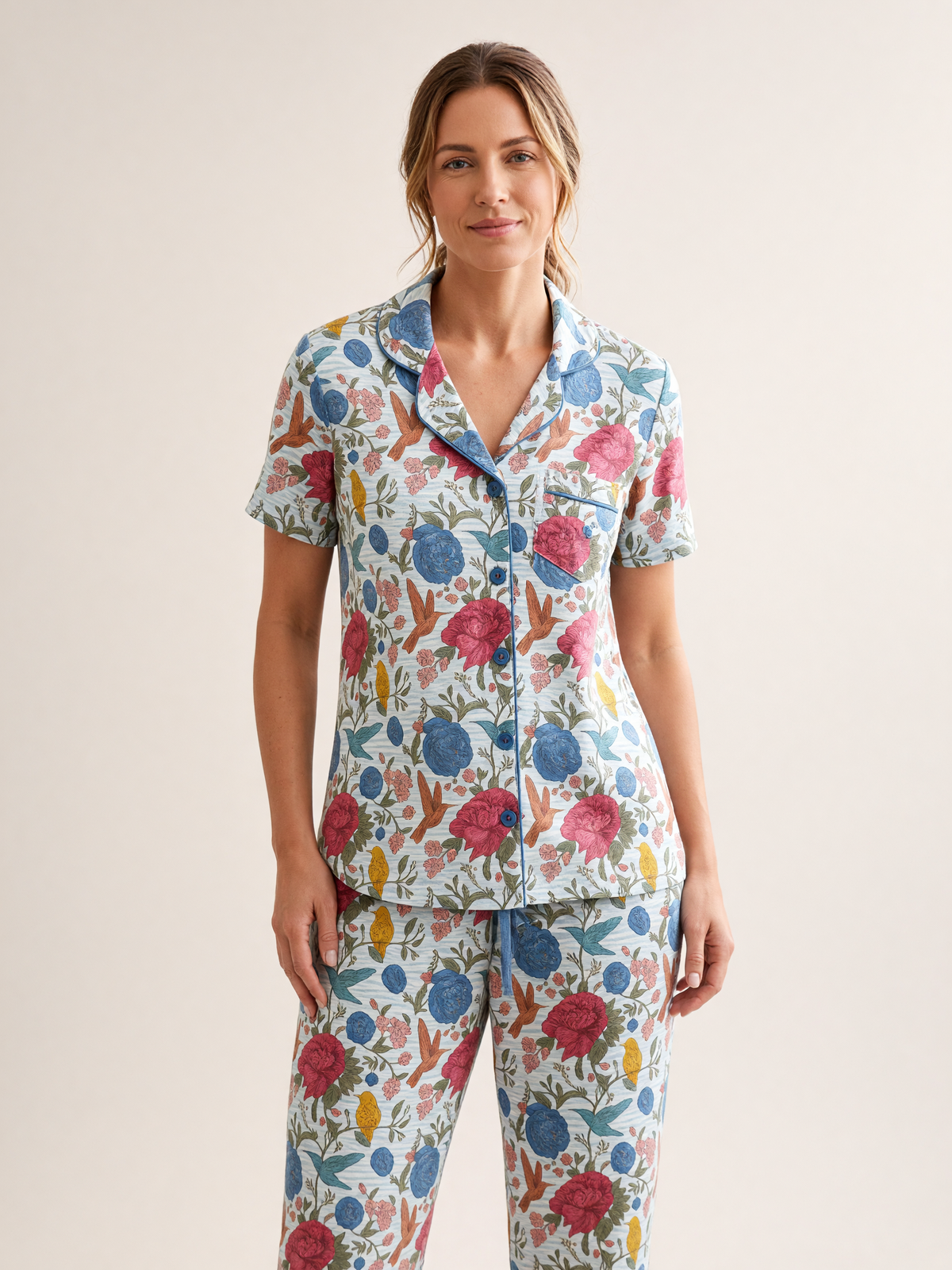 Pijama Jardín Eterno Donna Listado de algodón Pima, plano medio con el detalle del estampado y la caída de la tela. Imagen generada con IA sobre la prenda real.