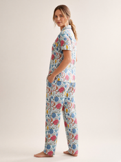 Mujer con pijama Jardín Eterno Donna Listado de algodón Pima, de perfil en estudio. Imagen generada con IA sobre la prenda real.