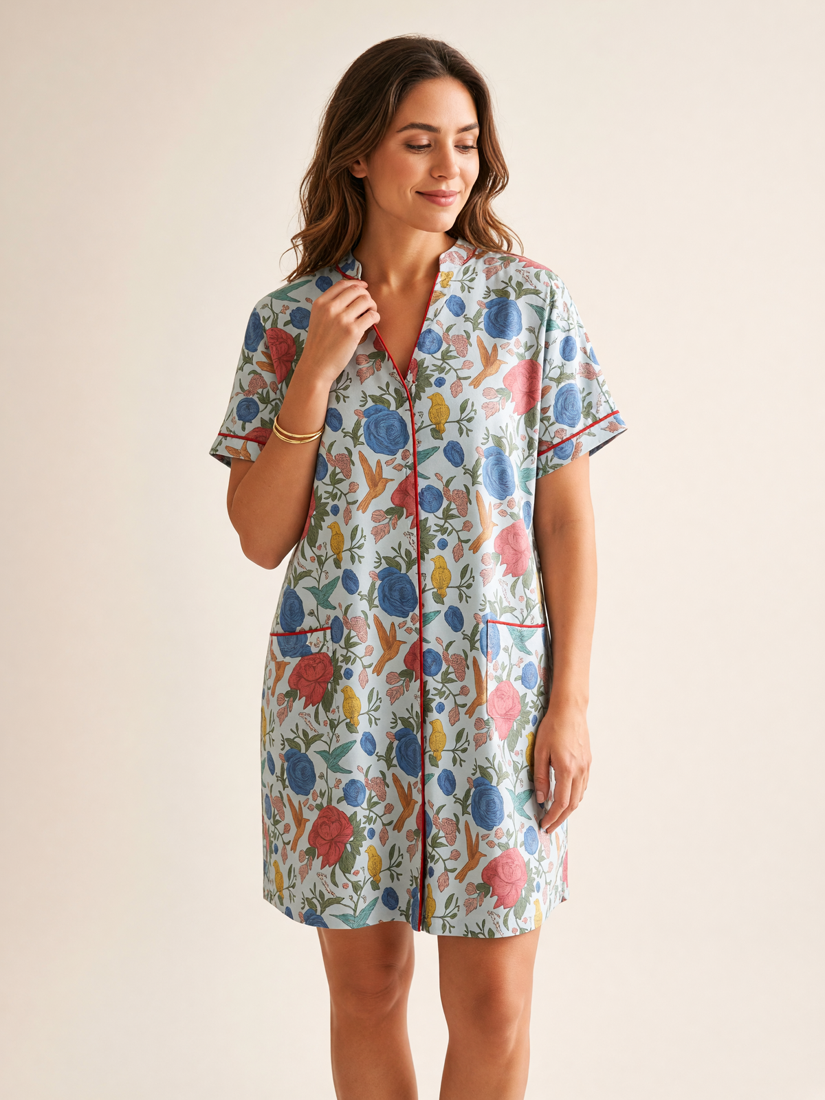 Pijama Jardín Eterno Luce Celeste de algodón Pima, plano medio con el detalle del estampado y la caída de la tela. Imagen generada con IA sobre la prenda real.