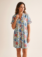 Pijama Jardín Eterno Luce Celeste de algodón Pima, plano medio con el detalle del estampado y la caída de la tela. Imagen generada con IA sobre la prenda real.