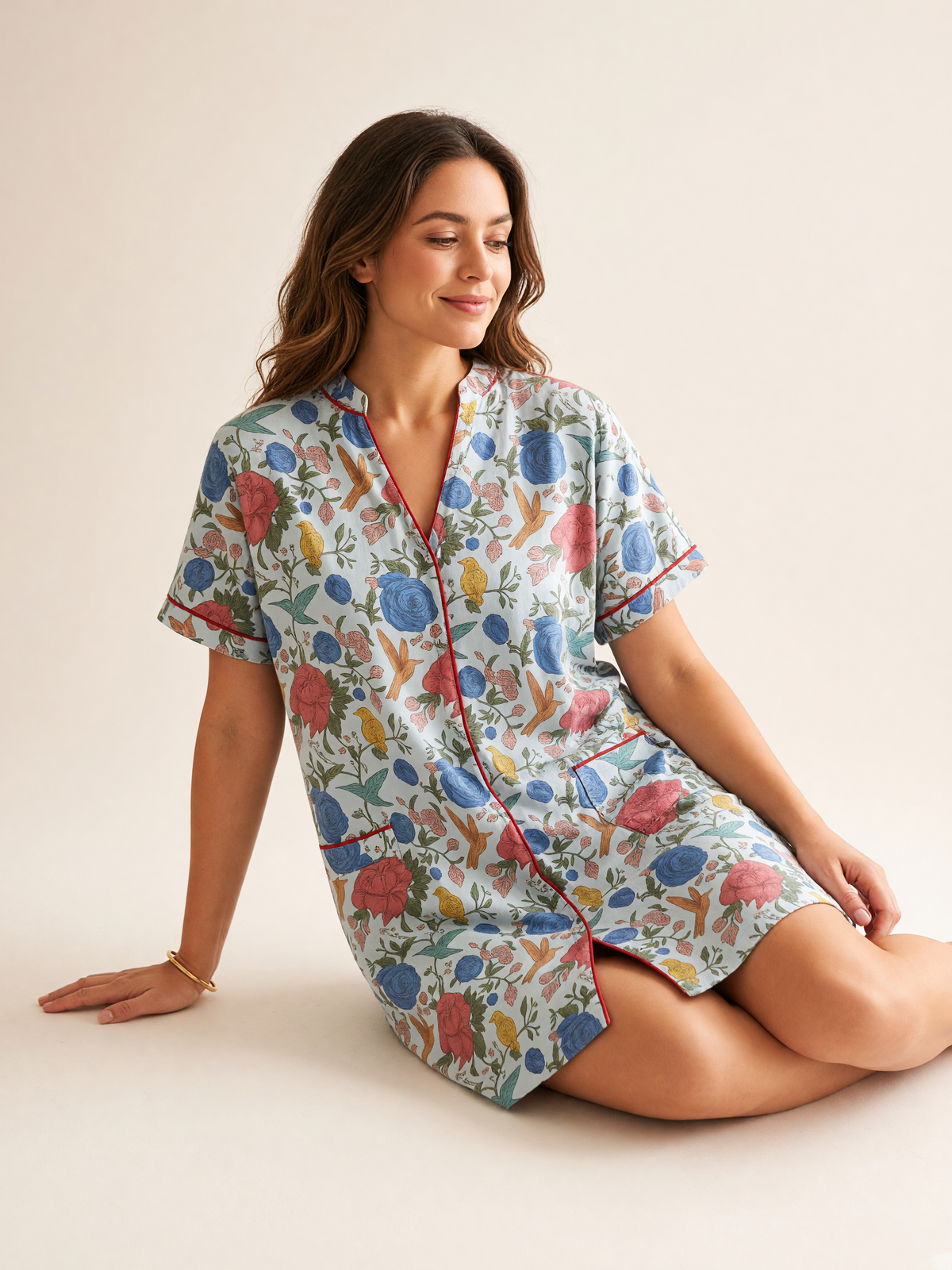 Mujer sentada con pijama Jardín Eterno Luce Celeste de algodón Pima, en estudio. Imagen generada con IA sobre la prenda real.