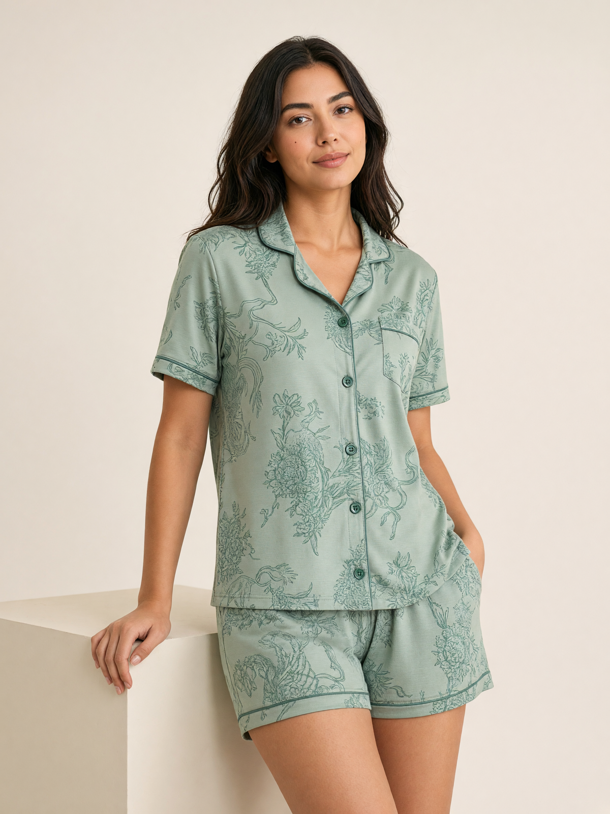Pijama Mitos Griegos Amore Verde de algodón Pima, plano medio con el detalle del estampado y la caída de la tela. Imagen generada con IA sobre la prenda real.