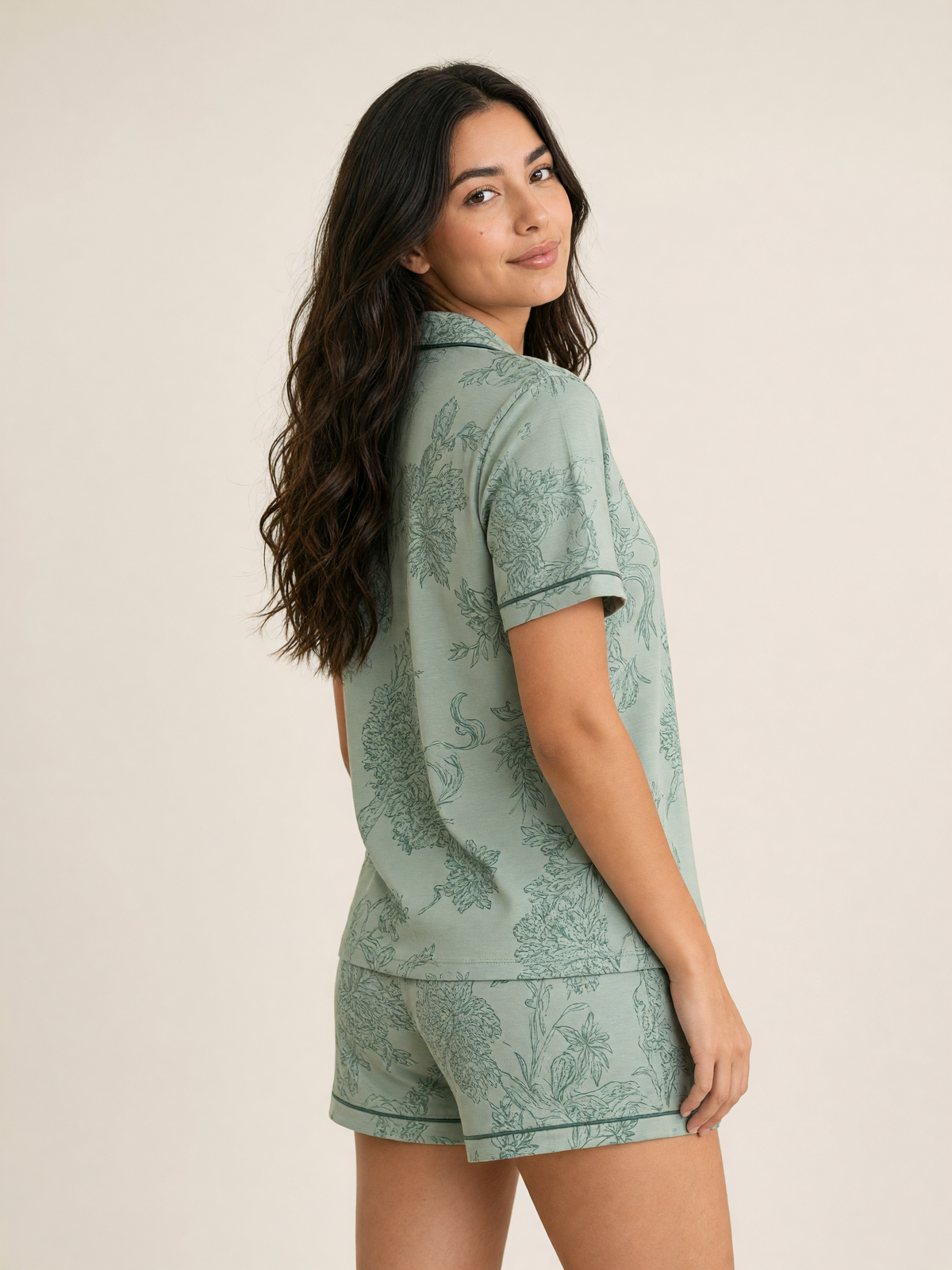 Mujer con pijama Mitos Griegos Amore Verde de algodón Pima, de perfil en estudio. Imagen generada con IA sobre la prenda real.