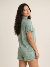 Mujer con pijama Mitos Griegos Amore Verde de algodón Pima, de perfil en estudio. Imagen generada con IA sobre la prenda real.