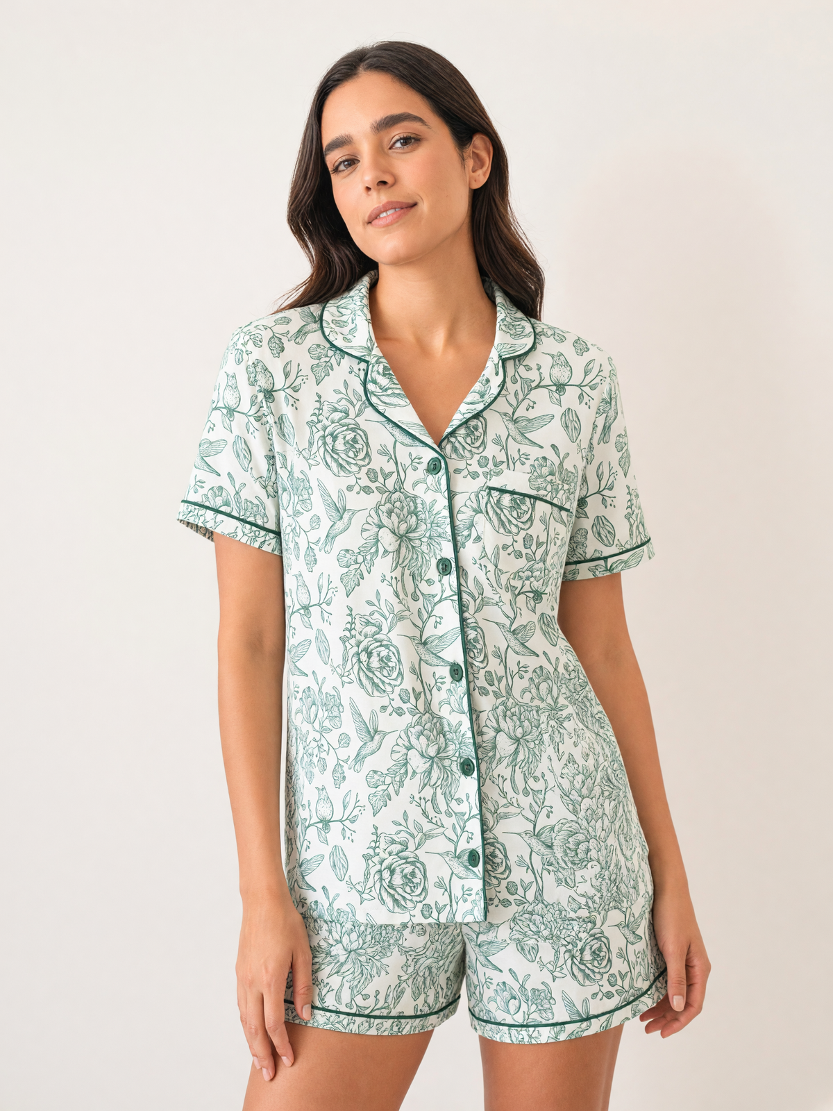 Pijama Natura Amore Verde de algodón Pima, plano medio con el detalle del estampado y la caída de la tela. Imagen generada con IA sobre la prenda real.