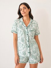 Pijama Natura Amore Verde de algodón Pima, plano medio con el detalle del estampado y la caída de la tela. Imagen generada con IA sobre la prenda real.