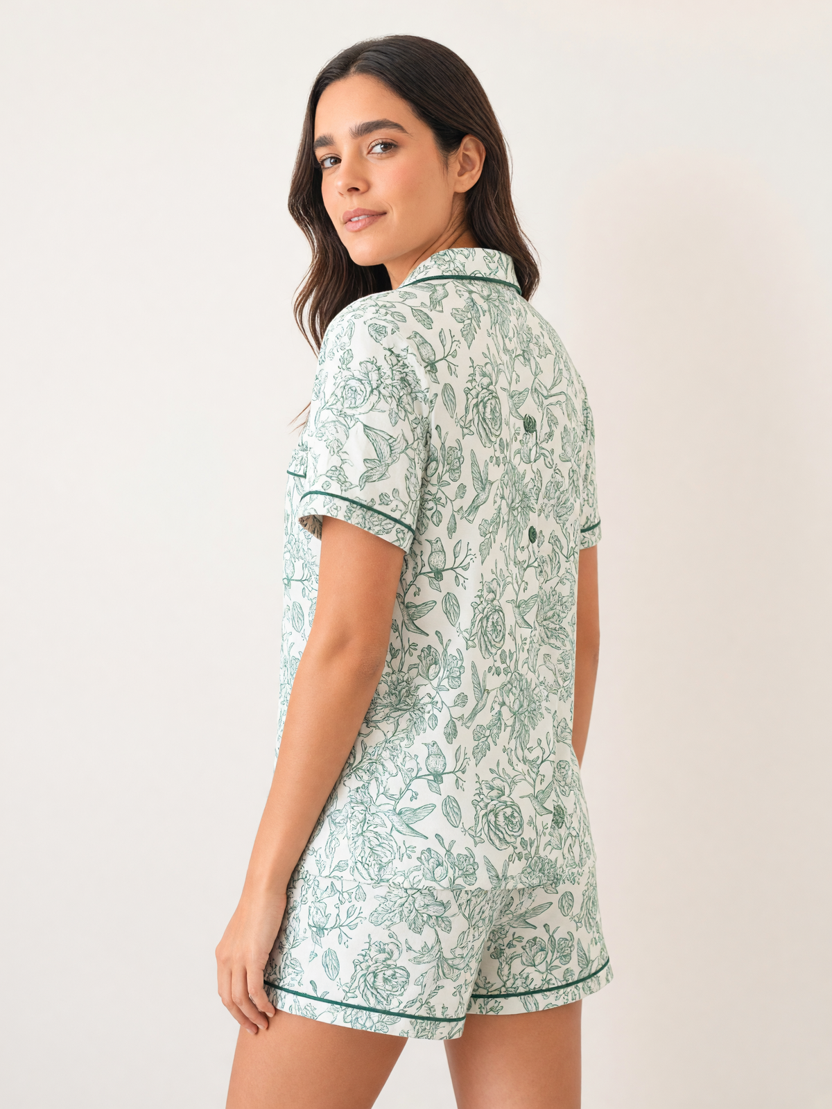 Mujer con pijama Natura Amore Verde de algodón Pima, de perfil en estudio. Imagen generada con IA sobre la prenda real.