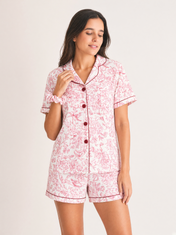 Pijama Natura Amore Vino de algodón Pima, plano medio con el detalle del estampado y la caída de la tela. Imagen generada con IA sobre la prenda real.