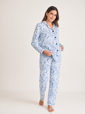 Mujer con pijama Natura Eleganza Azul de algodón Pima, de cuerpo entero en estudio. Imagen generada con IA sobre la prenda real.