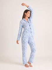 Mujer con pijama Natura Eleganza Azul de algodón Pima, de perfil en estudio. Imagen generada con IA sobre la prenda real.