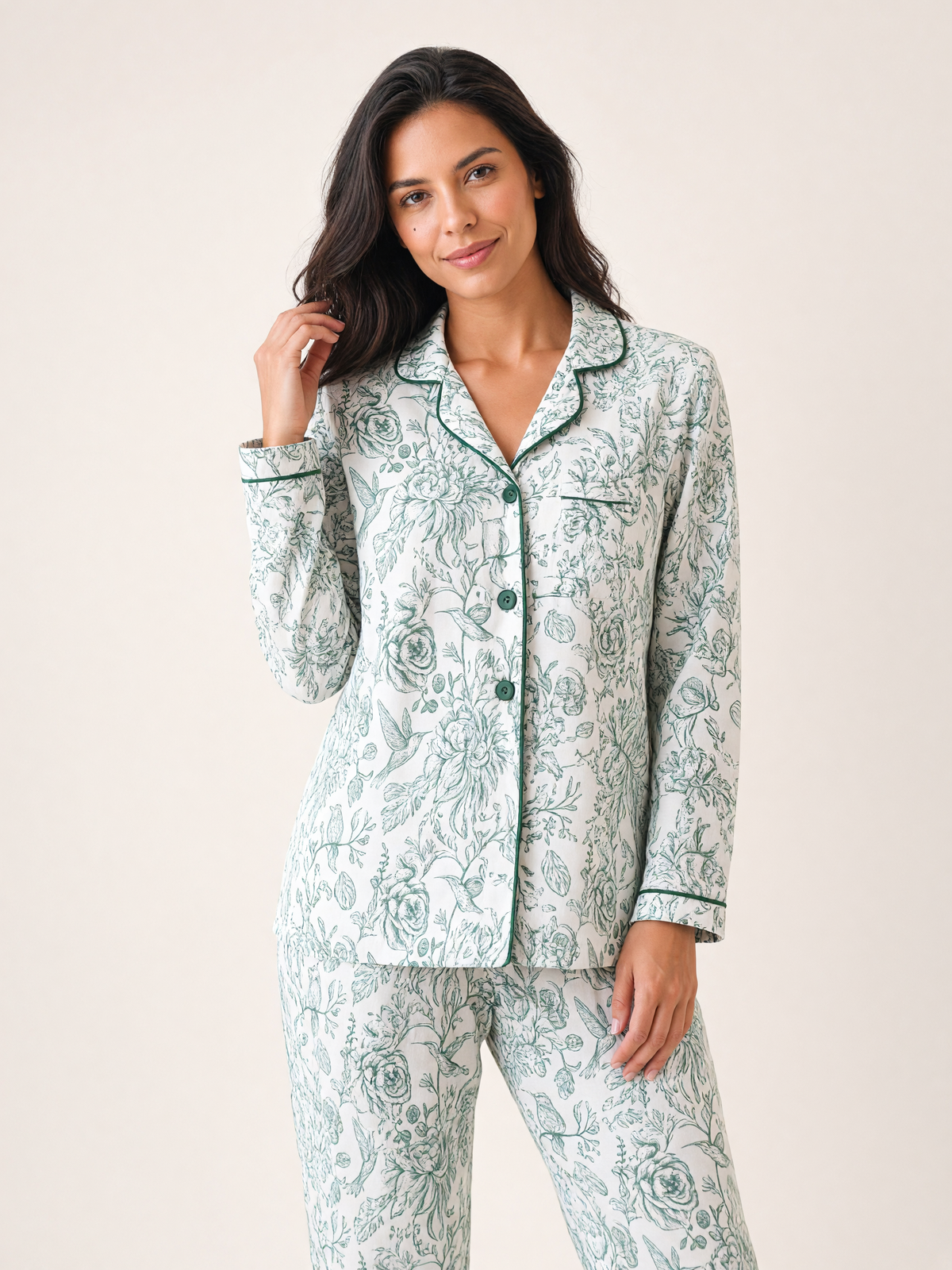 Pijama Natura Eleganza Verde de algodón Pima, plano medio con el detalle del estampado y la caída de la tela. Imagen generada con IA sobre la prenda real.